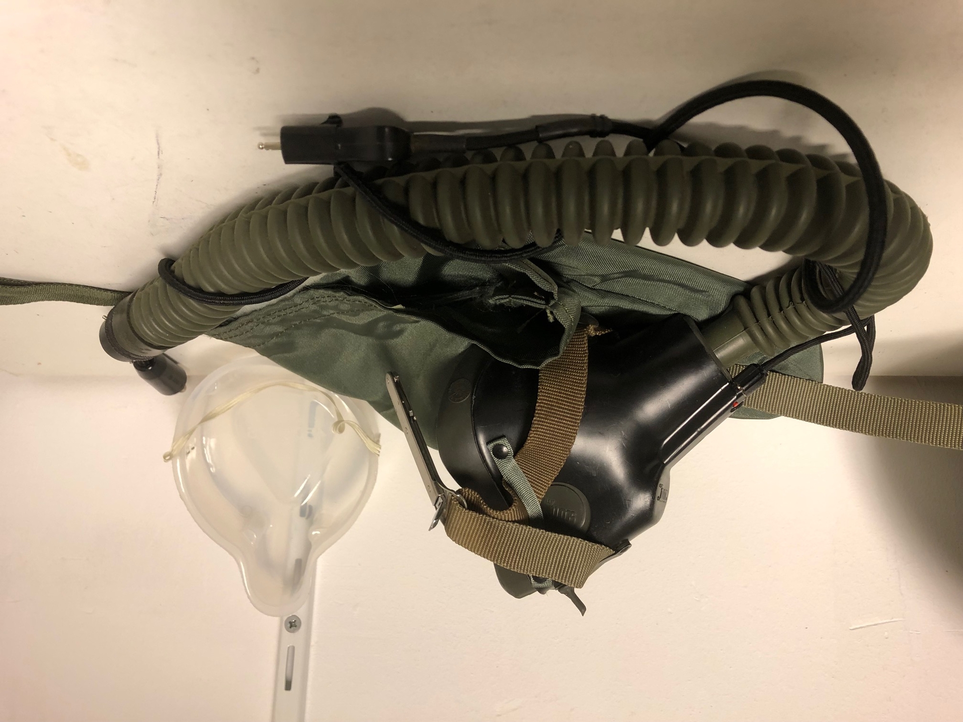 MBU-5 oxygen mask Long Narrow single point bayonet