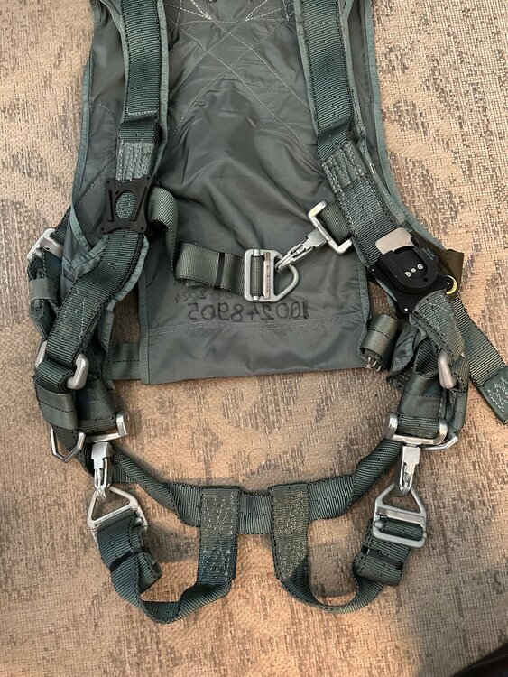 Harness F-16 fighter pilot
