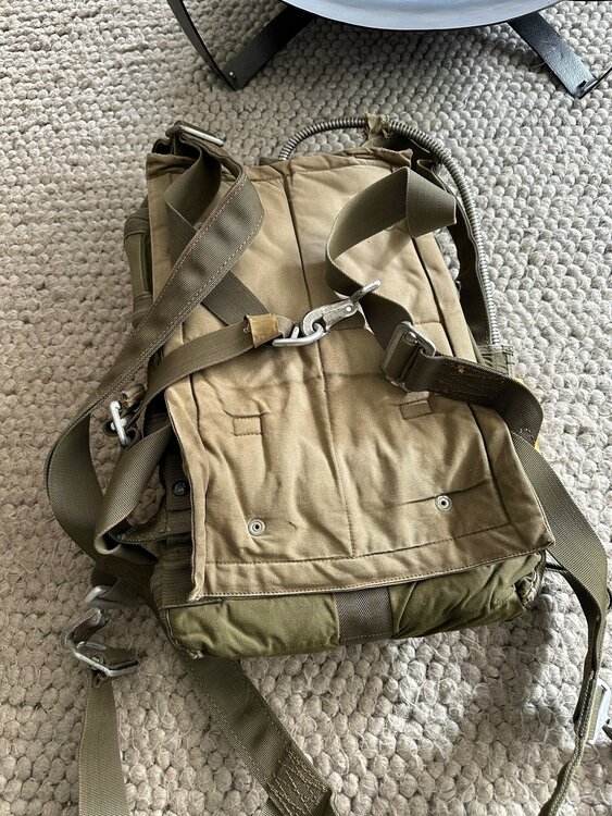German pilot harness & chute used in the seventies Green  (aircraft unknown)