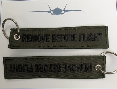 Remove before flight sleutelhanger (army green)