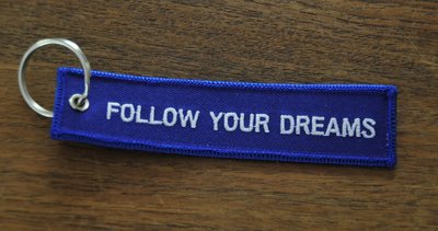 FOLLOW YOUR DREAMS keychain keyring bagagelabel