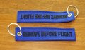 Remove before flight sleutelhanger (blauw)